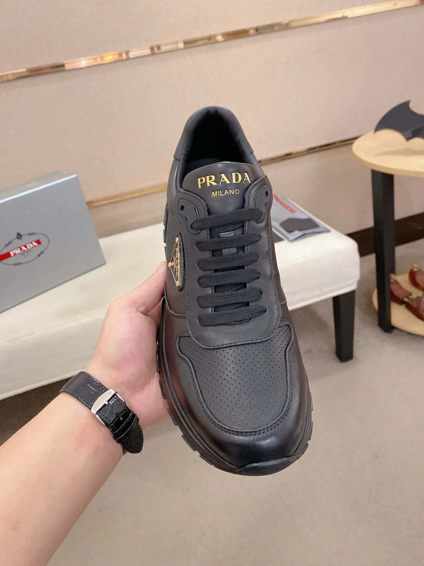 Men's shoes 💰 580💰 ✔️✔️✔️High-quality new PRADA counters are launched at the same time. The new men's shoes and 😘fabrics are selected from imported first-layer cowhide and are made by pure handcrafts. Lining: Full cowhide lining. 👍🏿 High-end ☄️ air-cushion molded anti-slip rubber outsole, exquisite lines, simple and elegant, comfortable and high-end for leisure travel. Code number: 38 to 44 (45 can be customized and cannot be returned or exchanged)